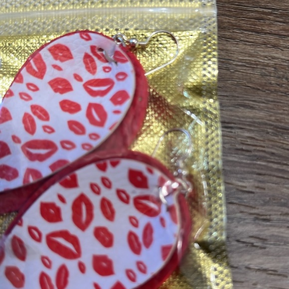 Red earrings - Picture 2 of 3